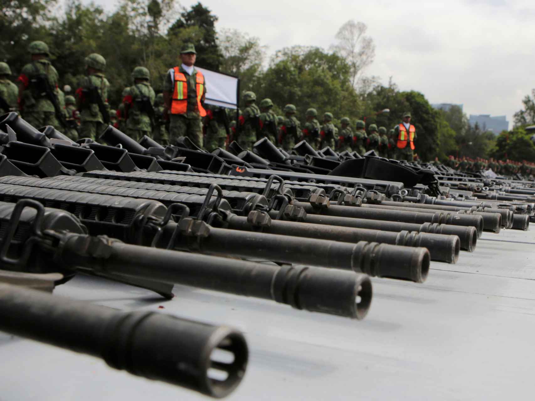 Soldados mexicanos vigilan armas requisadas a narcotraficantes o entregadas por ciudadanos