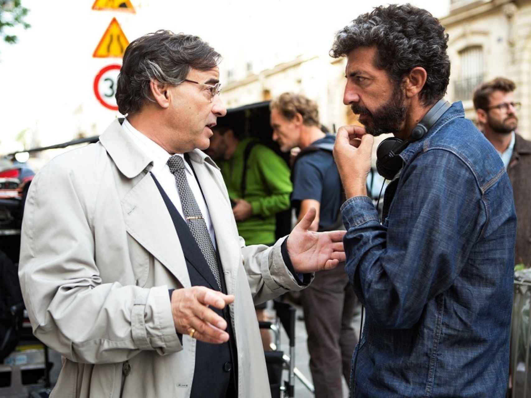Rodríguez da indicaciones a Eduard Fernández durante el rodaje.