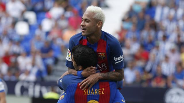 Neymar y Suárez celebran uno de los goles.