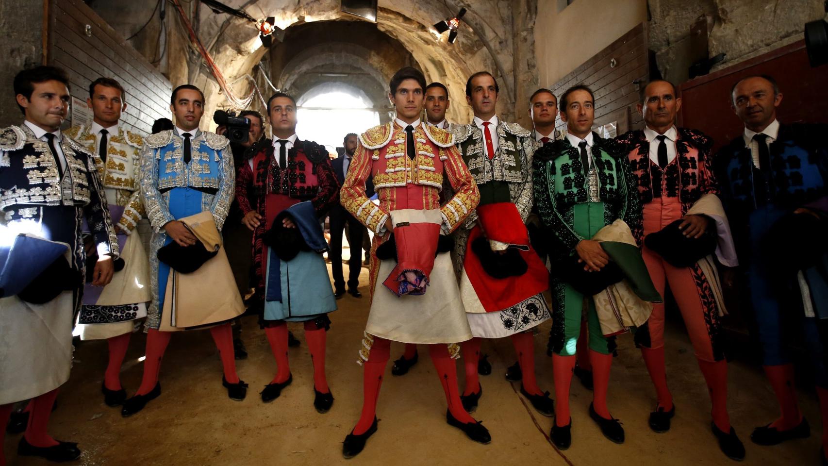 Castella y sus asistentes antes de la corrida de Nimes.