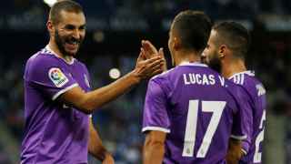 Benzema celebra su gol con Lucas Vázquez y Carvajal.