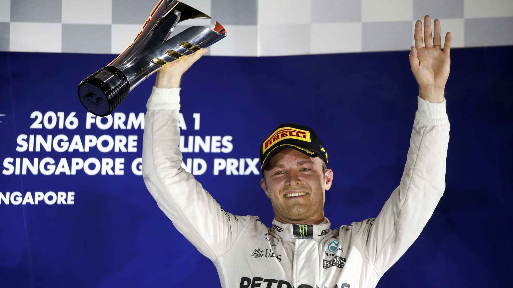 Rosberg  celebra su victoria en Singapur.