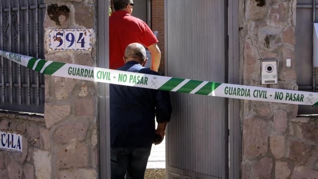 Miembros del equipo de investigacion entrando en el chalet donde se encontraban los cuerpos.