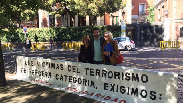 José Miguel Cedillo, en el centro, junto a su madre, Lola García y Conchi García, viuda del mismo atentado.