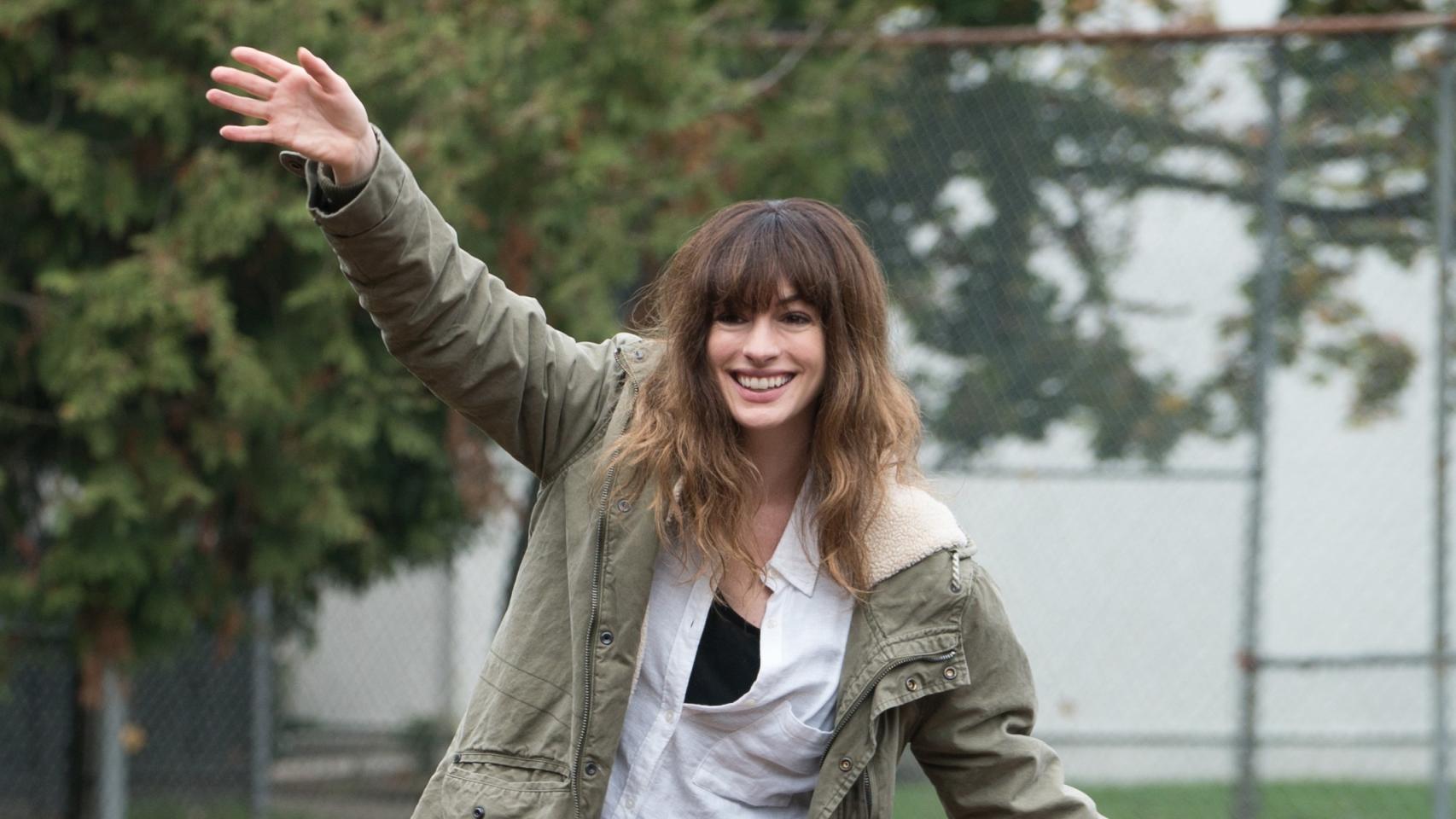 La actriz Anne Hathaway en un fotograma de Colossal.