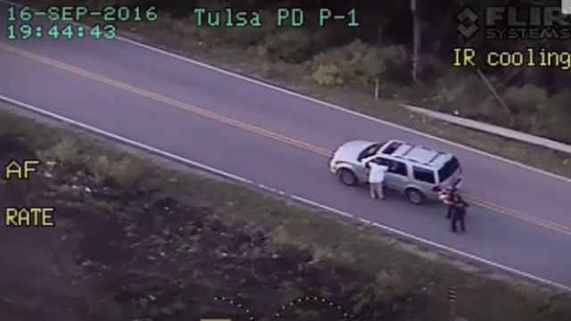 La policía apunta al conductor de este vehículo en Tulsa, Oklahoma (EEUU), antes de dispararle.