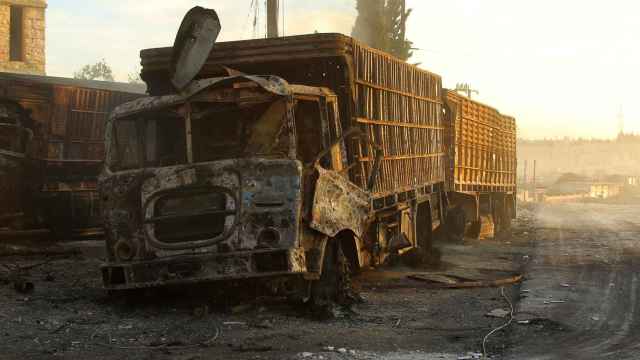 Un camión con ayuda humanitaria, calcinado tras un bombardeo sobre la localidad rebelde de Urm al Kubra.