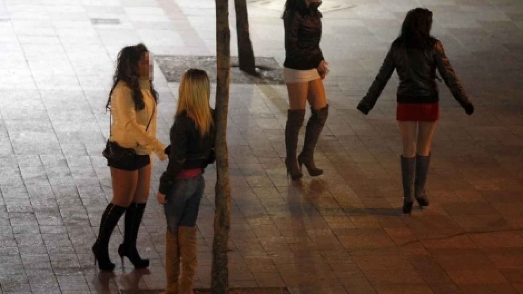 Grupo de prostitutas en las calles de Madrid.