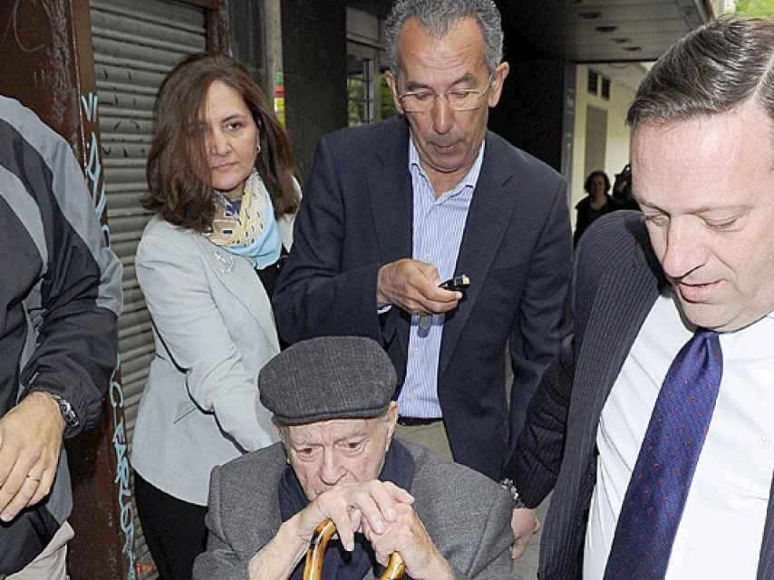 El hijo de Di Stefano (en el centro) a la salida del juzgado con su padre  en mayo de 2013