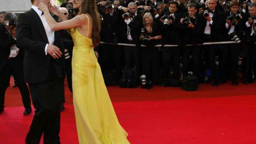 Angelina Jolie ajusta la pajarita a Brad Piit en plena alfombra roja.