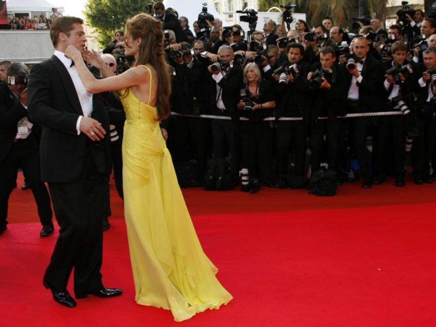 Angelina Jolie ajusta la pajarita a Brad Piit en plena alfombra roja.