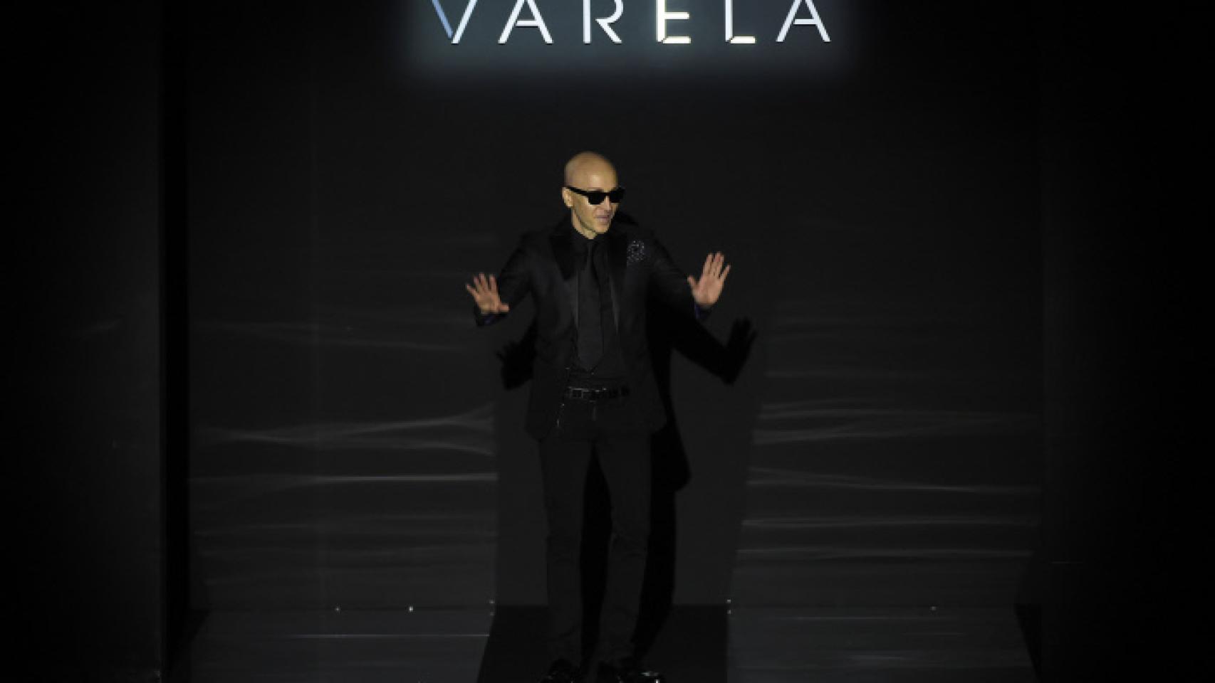 Varela sale a saludar tras el desfile.