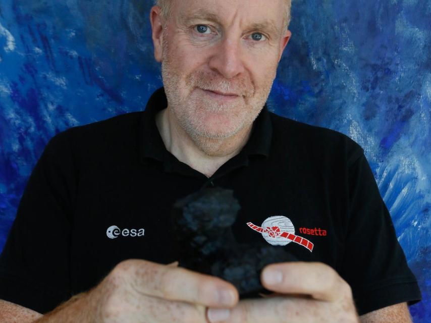 Mark McCaughrean, con una maqueta del cometa Chury en sus manos.