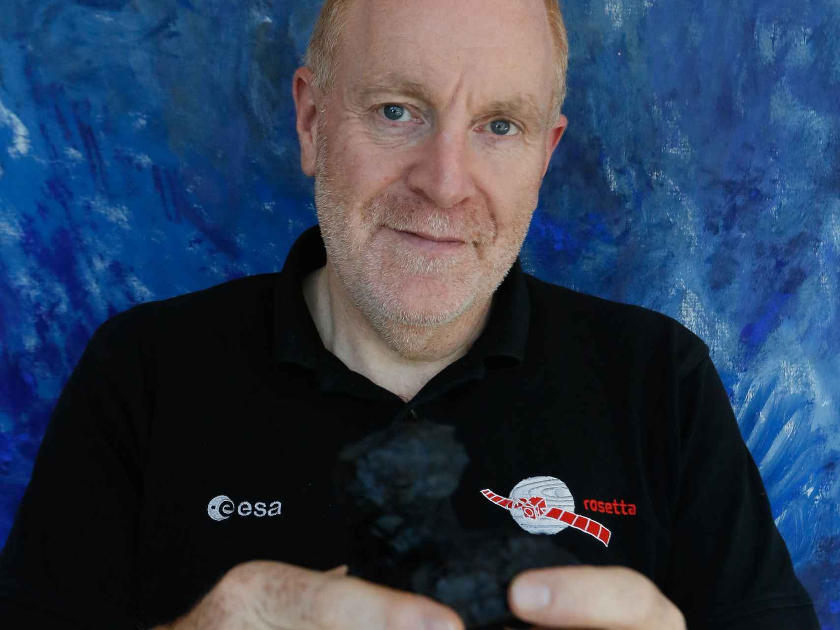 Mark McCaughrean, con una maqueta del cometa Chury en sus manos.
