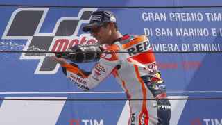 Pedrosa celebra en el podio su victoria en el GP de Italia.