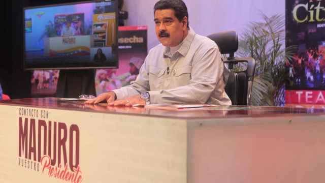Nicolás Maduro se dirige a los venezolanos durante su programa semanal en la televisión.