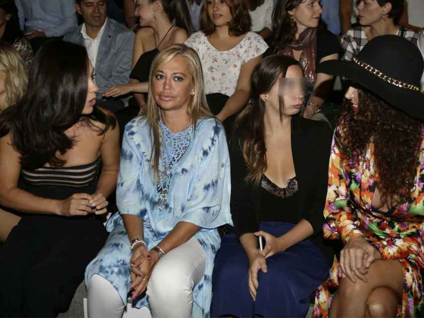 Andrea Janeiro y su madre en el front row de la Fashion Wee madrileña.