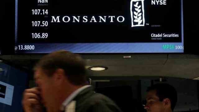 El logo de Monsanto en el New York Stock Exchange.