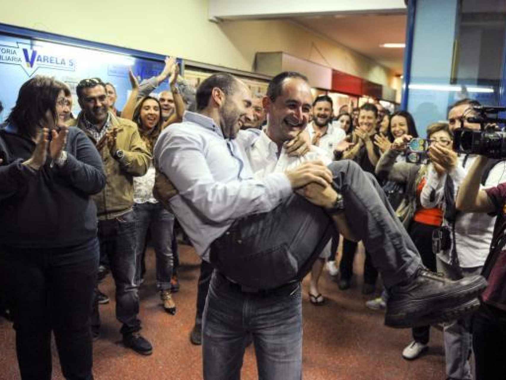 Pérez Jácome, líder del partido, celebra los resultados de las municipales de 2015.