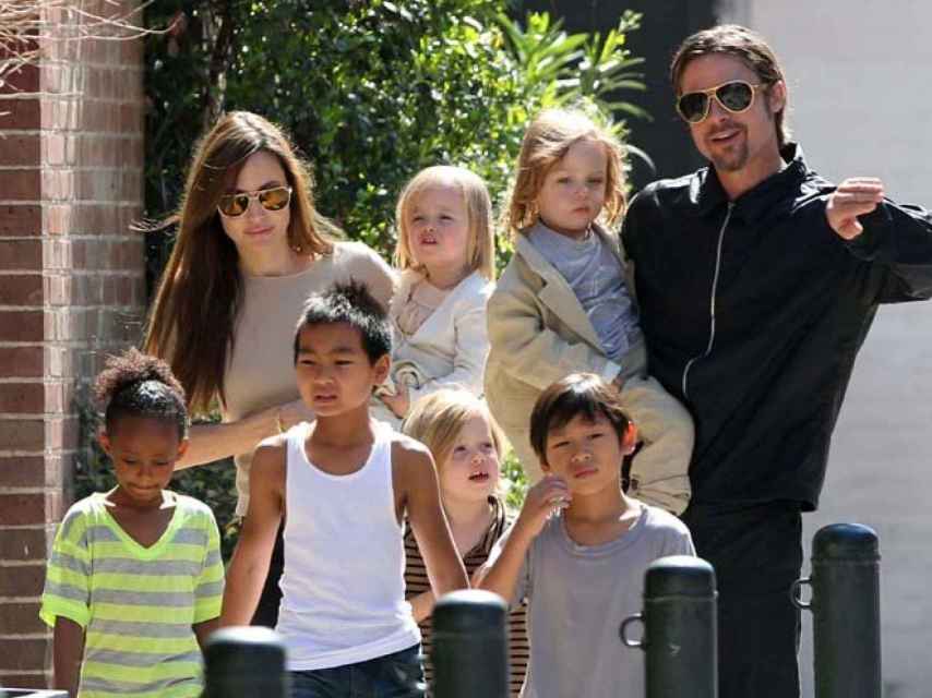 Brad y Angelina con sus seis hijos