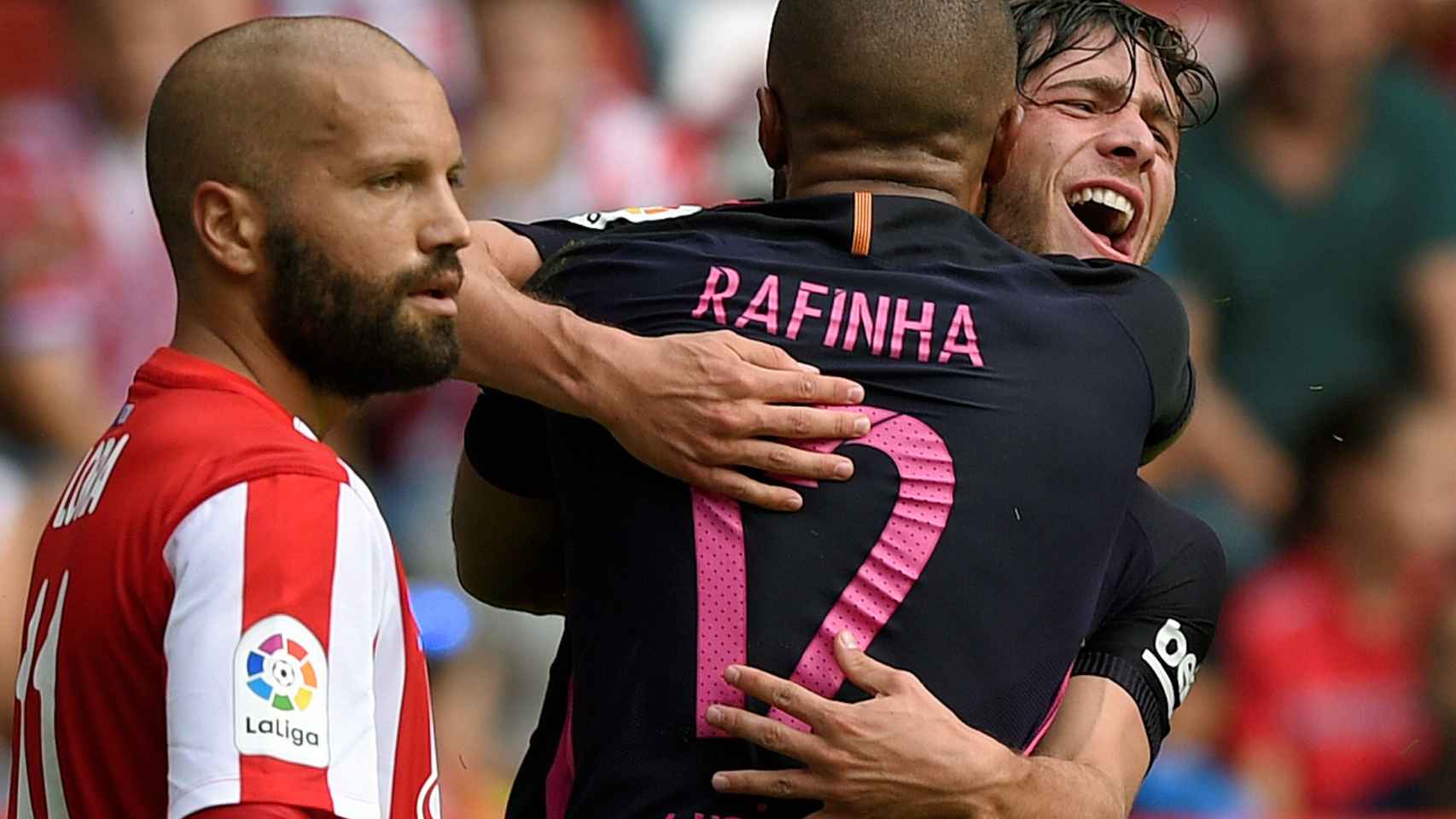 Sergi Roberto y Rafinha se abrazan tras un gol en Gijón.