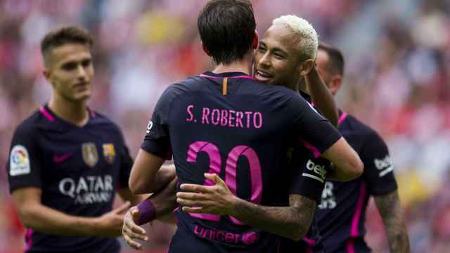 Sergi Roberto se abraza con Neymar en El Molinón.