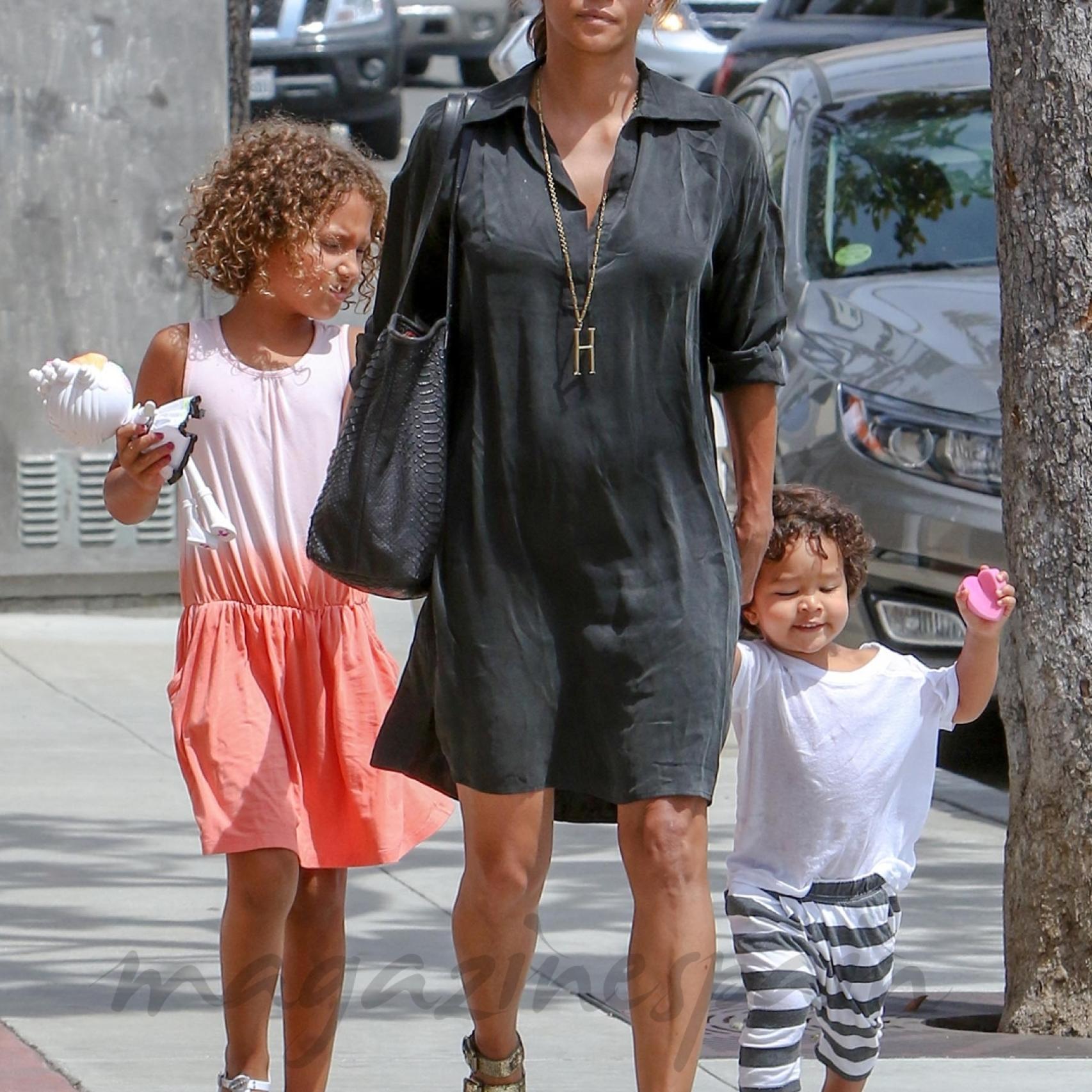 La actriz Halle Berry con sus hijos