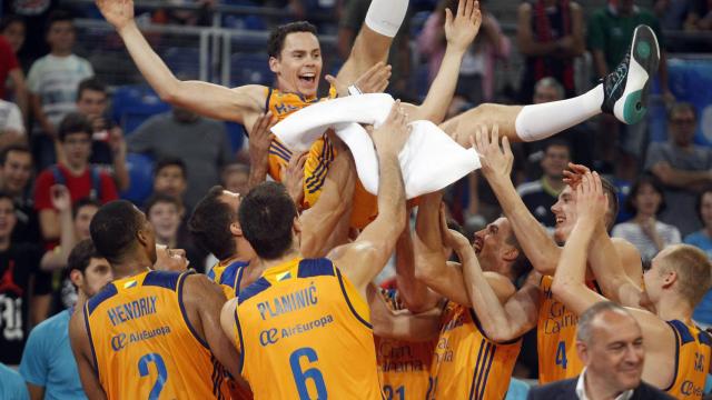 Los jugadores del Gran Canaria mantean a Kyle Kuric.