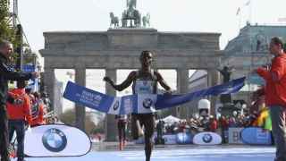 Bekele se queda a 7 segundos del récord del mundo de maratón
