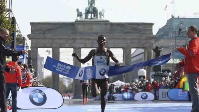 Kenenisa Bekele cruza la línea de meta de la maratón de Berlín.