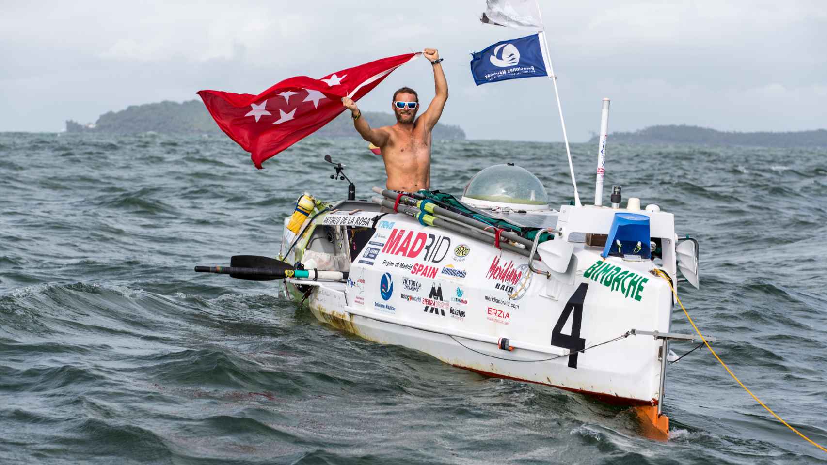 Antonio de la Rosa celebra su llegada en el desafío Rames-Guyane cruzando el Atlántico.