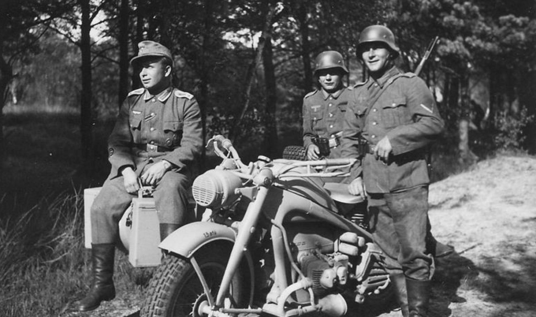 Soldados motoristas de la Wehrmacht.