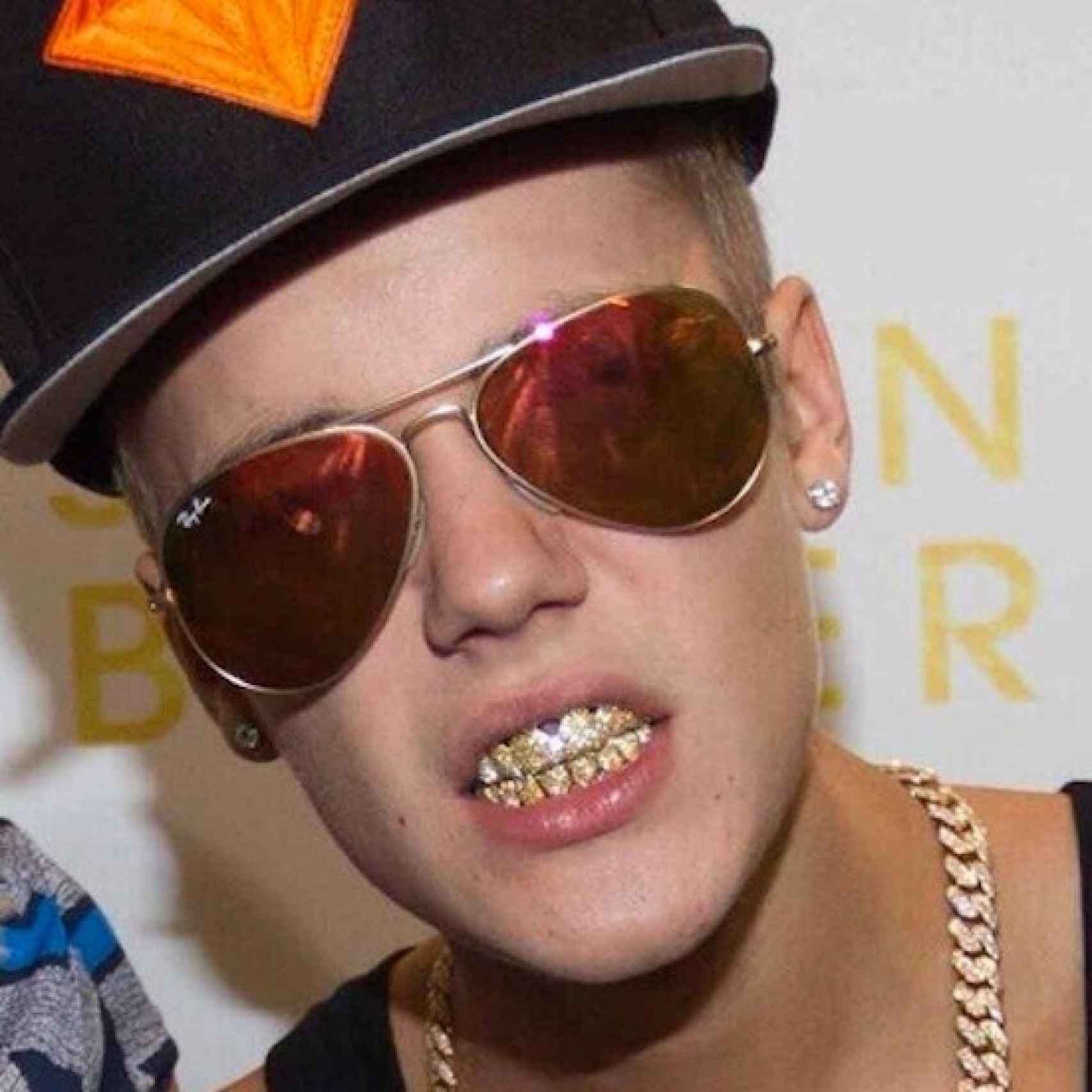 Justin Bieber con dientes de oro.