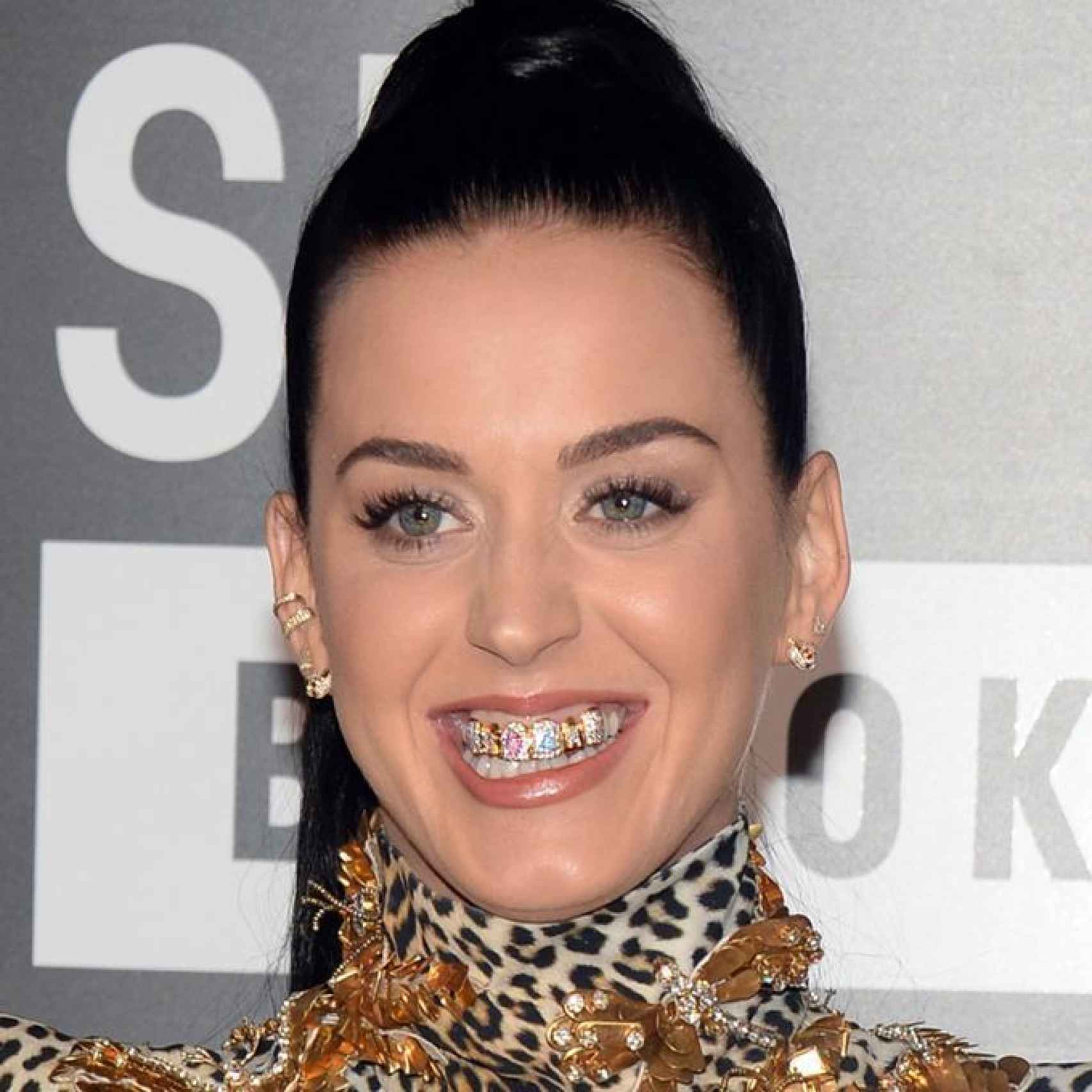 Katy Perry ocultó sus brackets con oro y diamantes.