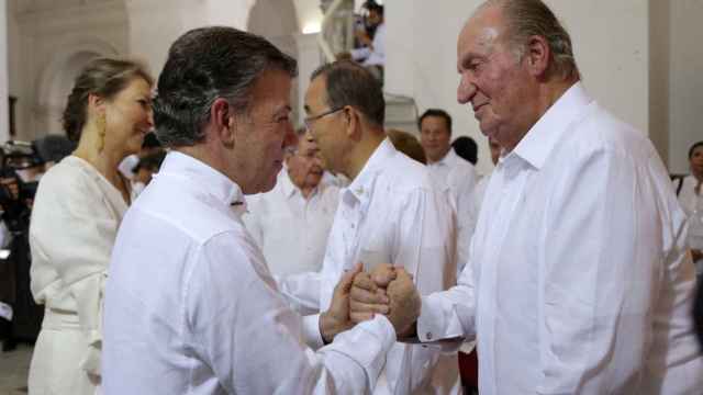 Juan Carlos I saluda al presidente de Colombia, Juan Manuela Santos.