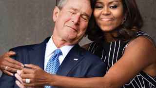 El abrazo entre Michelle Obama y George W. Bush.