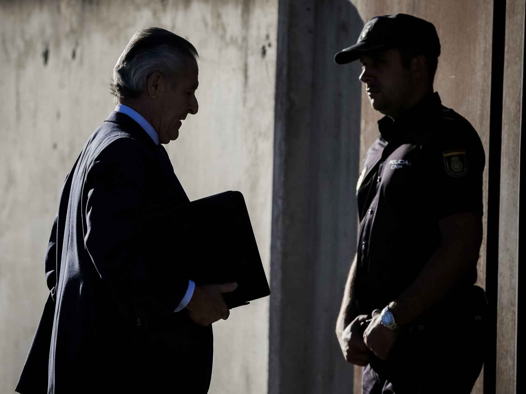 El ex presidente de Caja Madrid, Miguel Blesa, a su entrada al juicio por las tarjetas opacas.