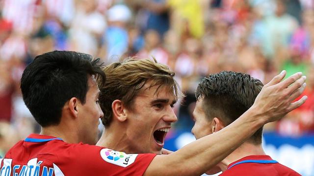 Gameiro y Griezmann celebran el gol ante del Deportivo.