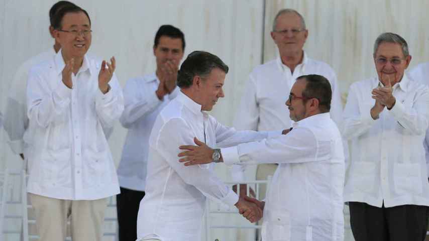 El presidente de Colombia, Juan Manuel Santos (c-i) y el líder de las FARC, Rodrigo Londoño (c-d), alias 'Timochenko'.