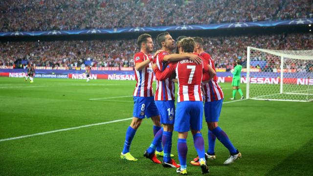 Los jugadores del Atlético celebran el gol de Carrasco.