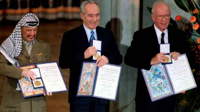 En en el centro de la imagen, Peres, cuando recogió el Nobel de la Paz junto a Yaser Arafat e Isaac Rabin.