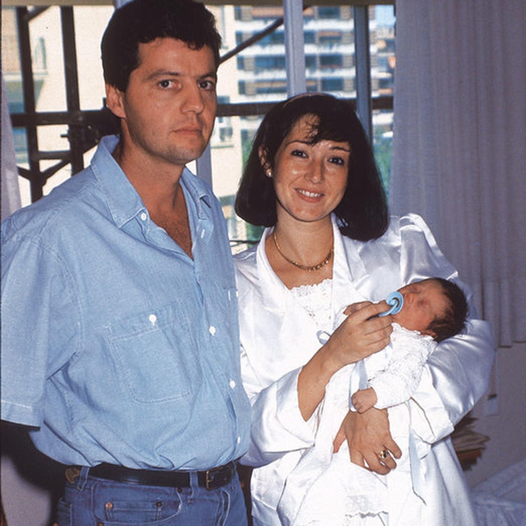 Foto de archivo de Ana Rosa Quintana y Alfonso Rojo con su hijo.