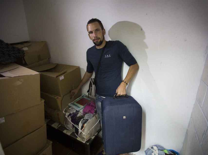 Israel Rodríguez, demandante de vivienda social en Cádiz, en el trastero donde conserva sus pertenencias.