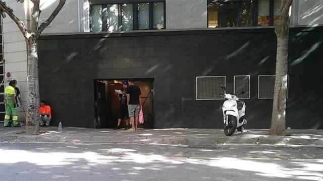 Puerta principal de la nueva narcosala de Barcelona.