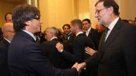 Saludo cordial entre Rajoy y Puigdemont en Oporto