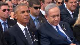 Obama, que ha sido crítico con la gestión del conflicto palestino-israelí de Netanyahu, se ha sentado a su lado durante el funeral, en el que pronunciará un discurso por su amigo. Imagen: Reuters