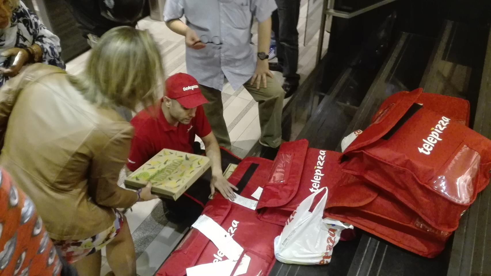 La llegada a Ferraz con el pedido de 16 pizzas.