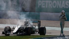 Hamilton después de que se rompiera el motor de su Mercedes.