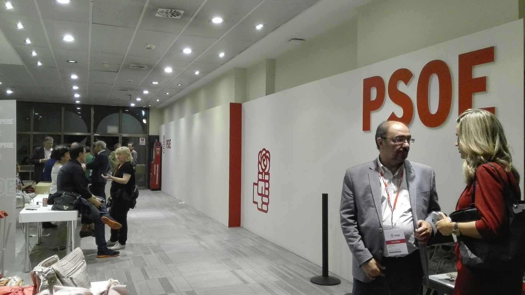 El socialista Javier Lambán, en la sede del PSOE, en el momento en el que han llegado las pizzas.