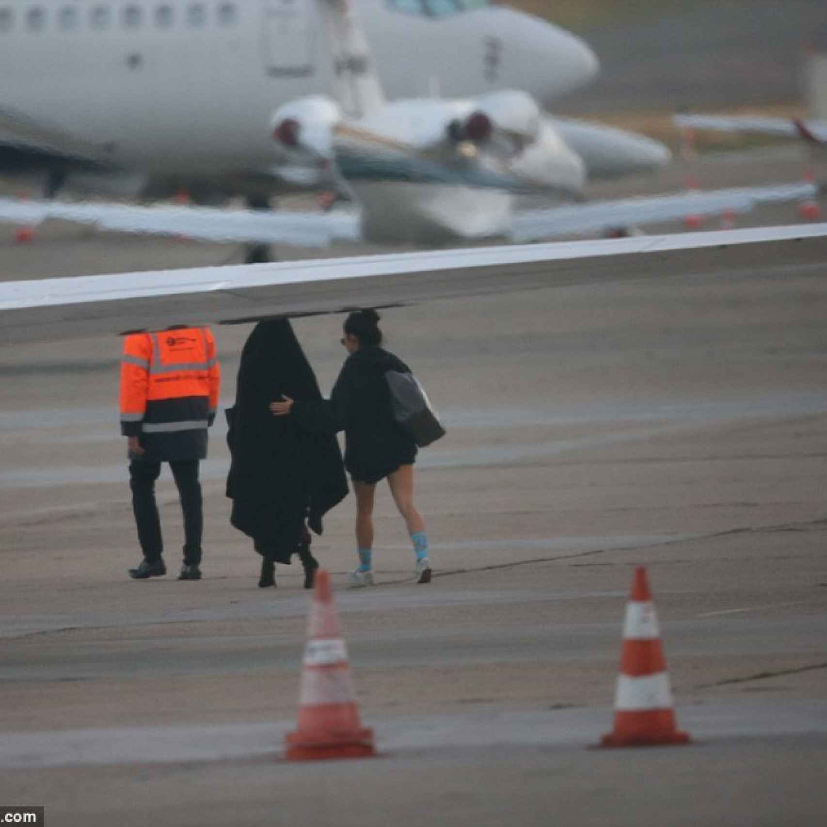 Kim Kardashian se sube a un avión rumbo Estados Unidos